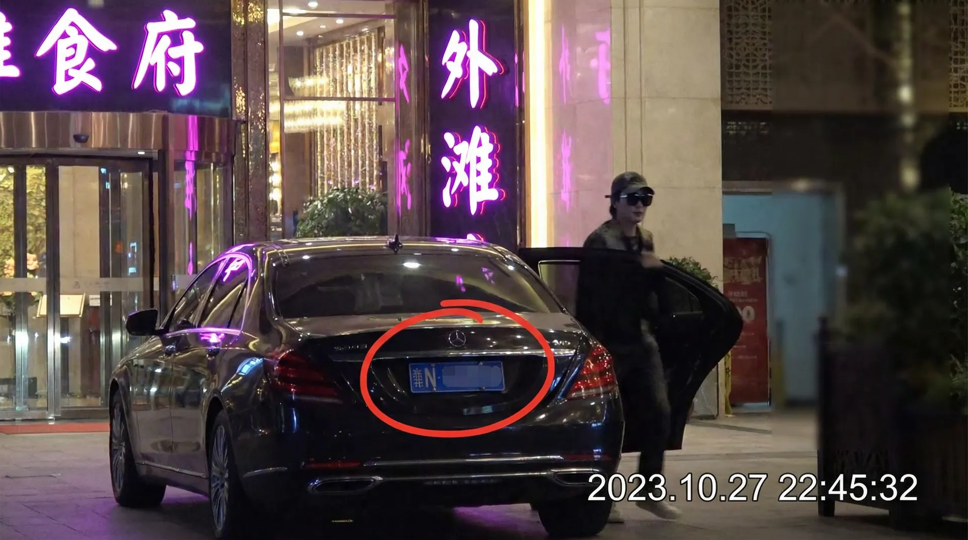 博业体育网站 - 豪车餐厅外被拍